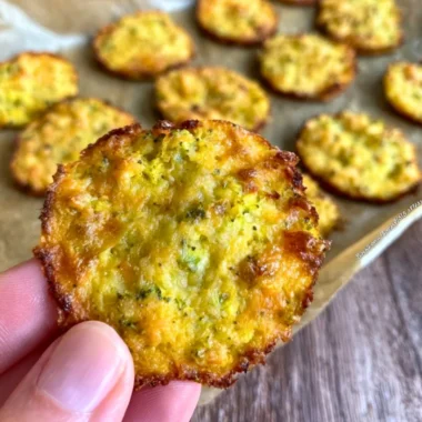 Crispy broccoli cheddar rounds, a low-carb healthy snack option