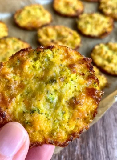 Crispy broccoli cheddar rounds, a low-carb healthy snack option