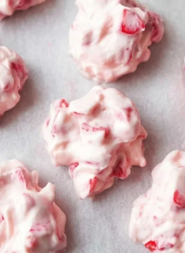 Chocolate strawberry yogurt clusters recipe with fresh strawberries and yogurt.
