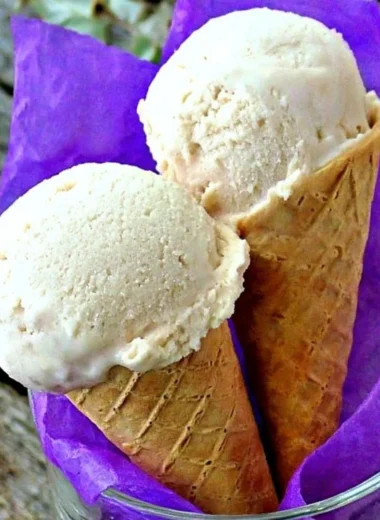 Delicious banana frozen yogurt topped with fresh banana slices and a mint garnish.