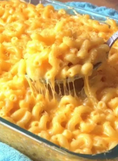 Delicious homemade macaroni and cheese in a creamy sauce topped with breadcrumbs.